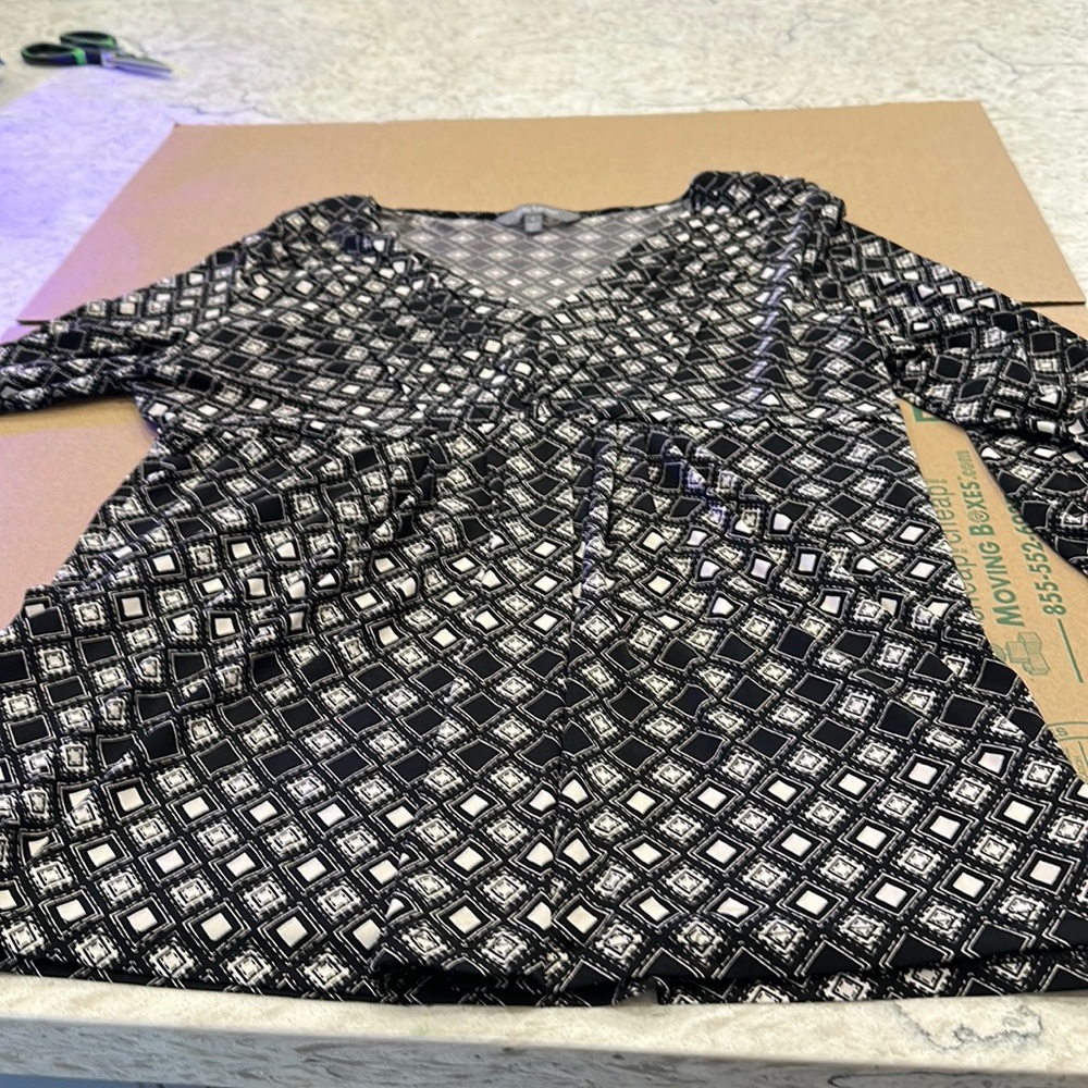 Daisy Fuentes black and white geometric pattern blouse L